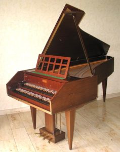 Cembalo af Sperrhake 1979. Disse "revival" instrumenter var baseret på klaverfabrikation og et klangideal, der var langt fra barokkens instrumenter.