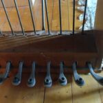 8 pedaler betjener registre, lut og kobling. Fra venstre er det formodentlig: 16, 4, 8 (nederste man.), 8 fjer (nederste man.), ?, kobling, lut, 8 (øverste man.)