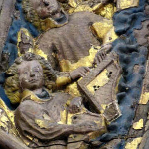 Udskåret Engel på alteret fra Minden domkirke, ca. 1425. Englen til venstre spiller på et psalter. Bodemuseet, Berlin