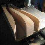 Hvert ben udskæres individuelt med fire snit. Her de første to snit skåret.