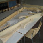 Stellet samles. Sargen udskæres så den buer på begge leder