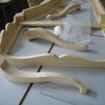 Sargen er af ganske kraftig dimension, kopieret efter originalen lavet af P. Taskin i 1769