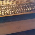 Navnebrættet er fjernet og afslører årstallet "1930"