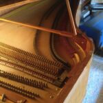 To længder af lågpinde støtter det tunge låg