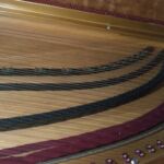 Jernrammen fortsætter rundt i enden som på et flygel